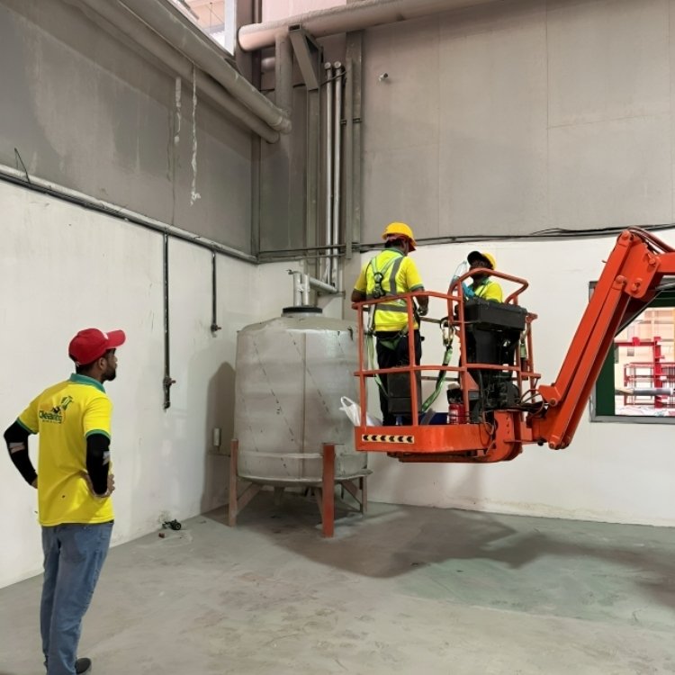 construction site cleaner